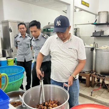 Pastikan SOP Makanan Warga Binaan, Kalapas Banyuwangi Sidak Dapur