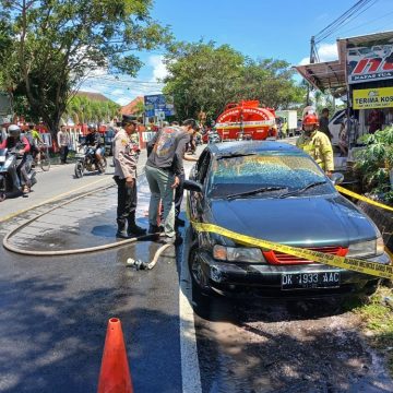 2025-05-01-mobil Diduga Alami Konsleting AC, Mobil Terbakar di Jalan Raya