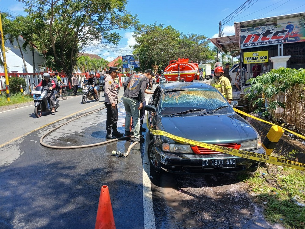 2025-05-01-mobil Diduga Alami Konsleting AC, Mobil Terbakar di Jalan Raya