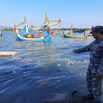 2025-05-02-tni Aparat TNI AL Banyuwangi Amankan Pembuang Sampah Dilaut