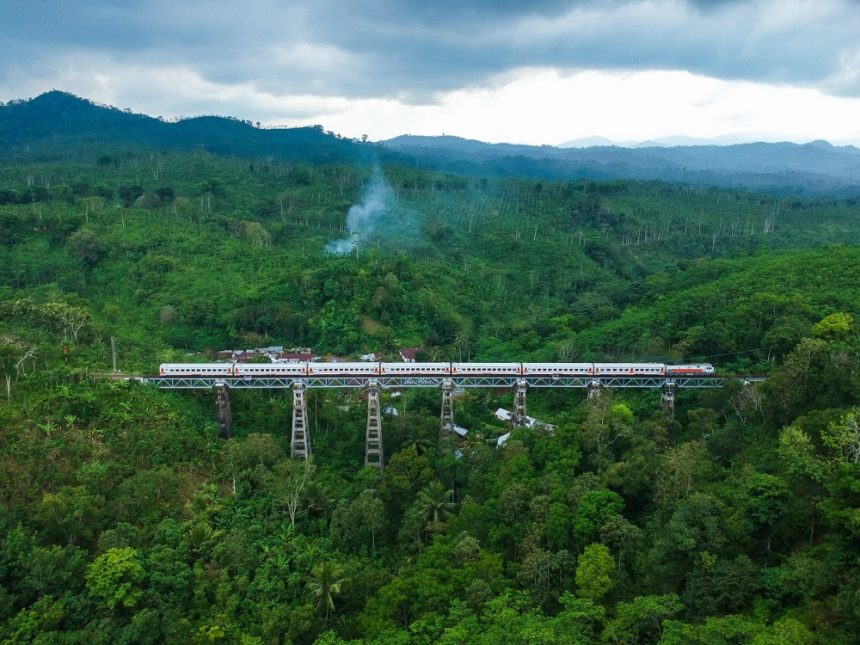 Perjalanan Kereta Api di Wilayah Daop 9 Jember, Jadi Pintu Gerbang Surga Wisata di Ujung Timur Jawa