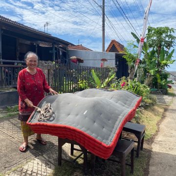Rangkaian Ritual Tumpeng Sewu, Warga Desa Kemiren Gelar Tradisi Mepe Kasur