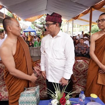Penuh Khidmat, Ribuan Umat Buddha di Banyuwangi Rayakan Dharmasanti Waisak