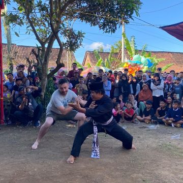 Wisatawan Mancanegara Terkesima Tradisi Pencak Sumping Mondoluko