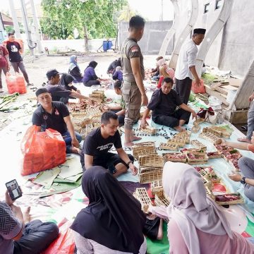 Kurangi Penggunaan Plastik, Pembagian Daging Kurban di Banyuwangi Pakai Besek