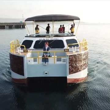 Ayo. Berwisata dengan Kapal Listrik di Pantai Marina Boom  