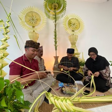 Lestarikan Seni Tradisional, Disbudpar Banyuwangi Gelar Workshop Pembuatan Dekorasi Mayang Sari
