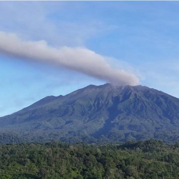 Gunung Raung Erupsi, Bupati Ipuk Fiestiandani Minta Masyarakat Tidak Panik