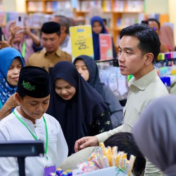 Wapres Gibran Traktir Anak Yatim di Banyuwangi Belanja Keperluan Sekolah