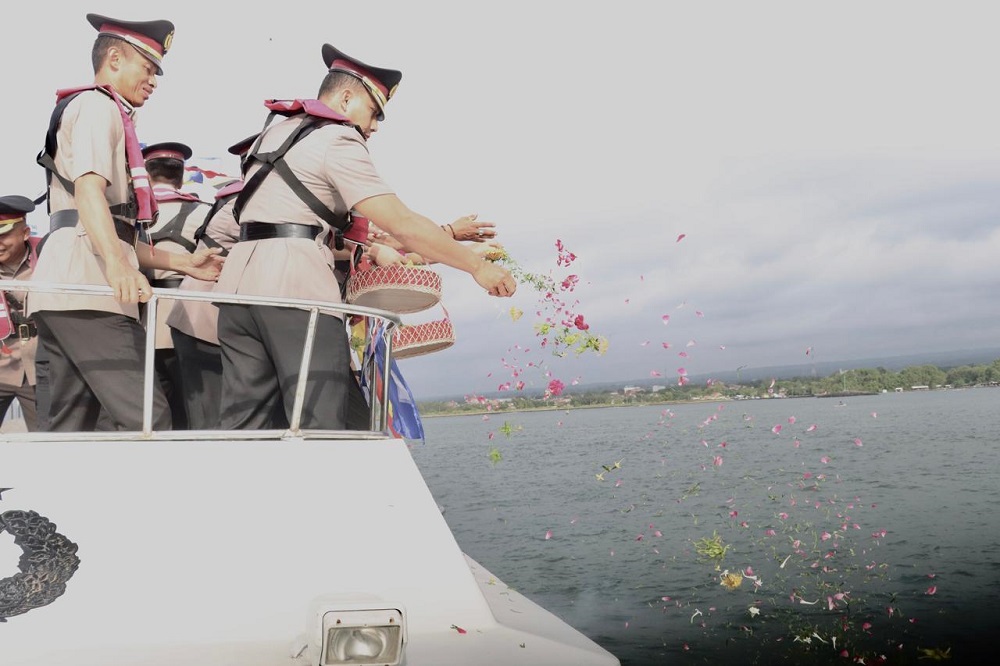 2025-06-25-tabur Peringatan Hari Bhayangkara ke-79, Polresta Banyuwangi Gelar Tabur Bunga