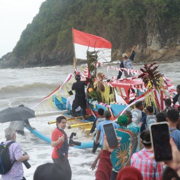 Berlangsung Meriah, Nelayan Pantai Lampon Gelar Tradisi Petik Laut