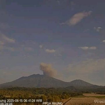 Kembali Erupsi, Kolom Abu Gunung Raung Capai 1.200 Meter Diatas Puncak Kawah