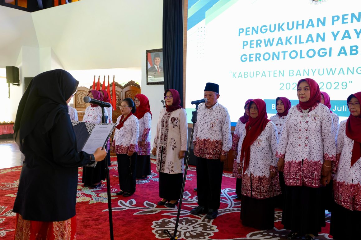 Lantik Pengurus Gerontologi, Ini Pesan Bupati Ipuk Fiestiandani