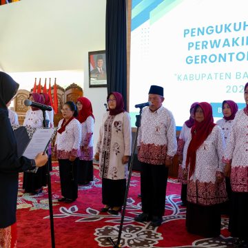Lantik Pengurus Gerontologi, Ini Pesan Bupati Ipuk Fiestiandani