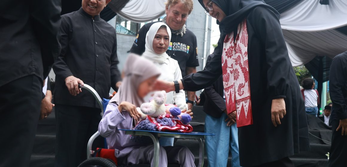 25 Anak Cerebral Palsy di Banyuwangi Terima Kursi Roda Adaptif