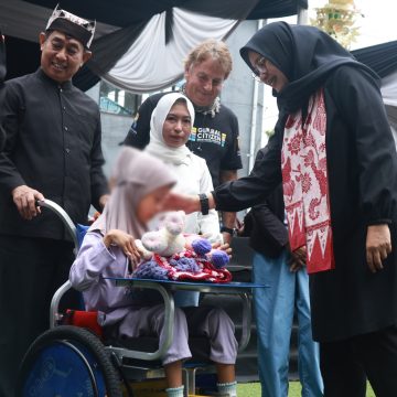 25 Anak Cerebral Palsy di Banyuwangi Terima Kursi Roda Adaptif