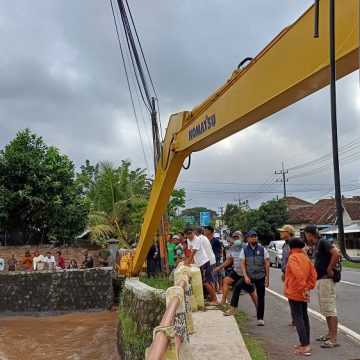 Bersihkan Material Pasca Banjir Bandang, Banyuwangi Turunkan Alat Berat