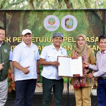 Ratusan Warga Pancer Terima SK Pelepasan Kawasan Hutan Jadi Pemukiman dan Pertanian