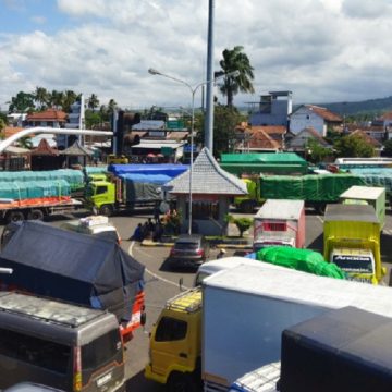 2025-07-16-antrian3 Antri Terlalu Lama, Sopir Truk Logistik Blokir Akses Masuk Dermaga LCM