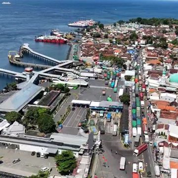 2025-07-17-asdp Antrian Kendaraan Sejauh 15 KM, ASDP : Bongkar Muat Penumpang Kapal Berlangsung Normal