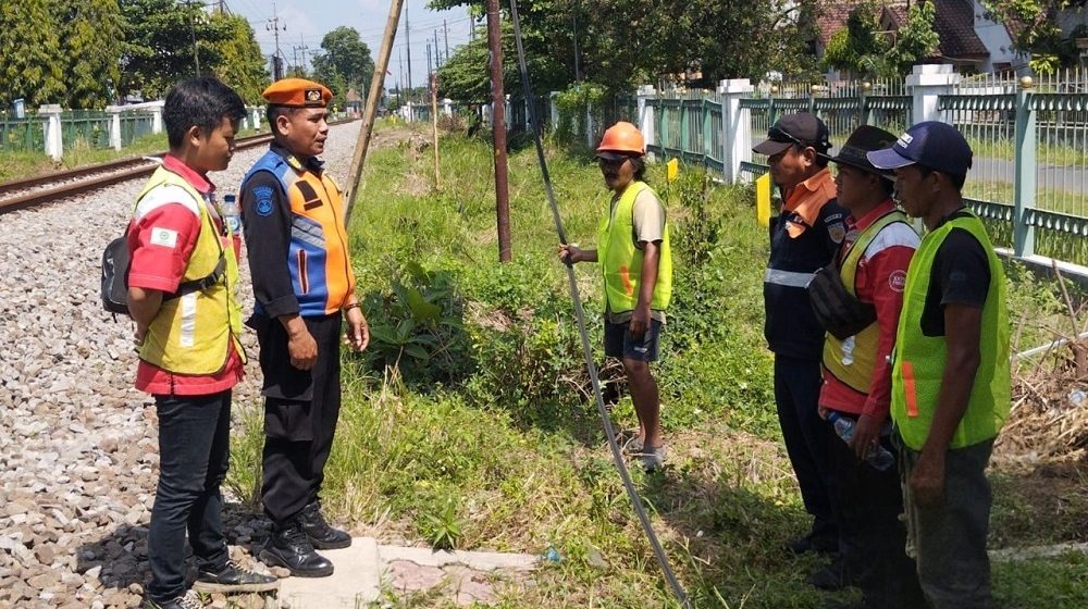 Hindari Sangsi Hukum, KAI Warning Masyarakat Tak Bermain di Jalur Kereta Api