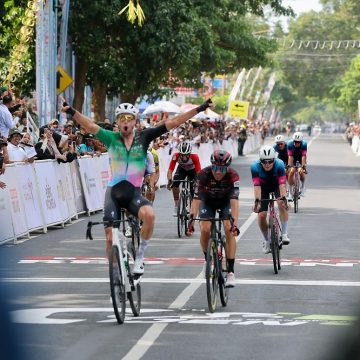 Jeroen Mijers Pembalap dari Tim Victoria Sport Pro Cycling Filipina Juarai Etape Pertama TdBI 2025