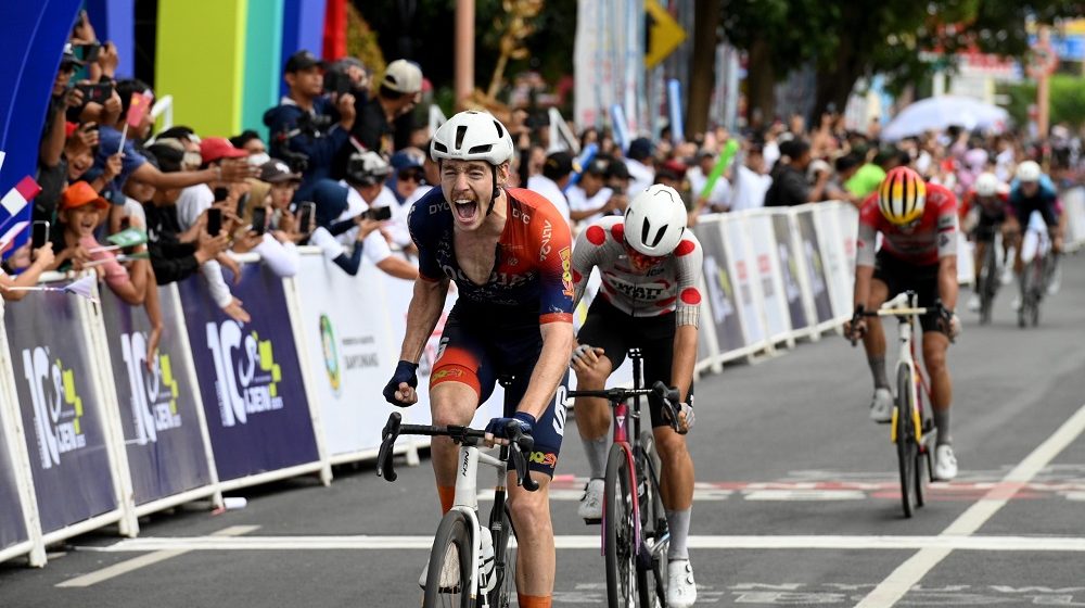 Diguyur Hujan Deras, Pembalap Australia, Carter Bettles Juarai TdBI Etape Tiga
