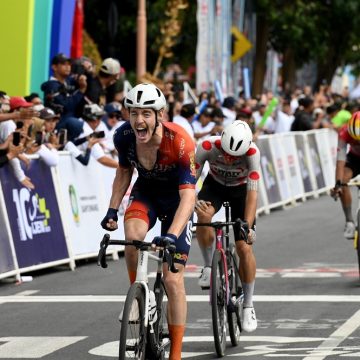 Diguyur Hujan Deras, Pembalap Australia, Carter Bettles Juarai TdBI Etape Tiga