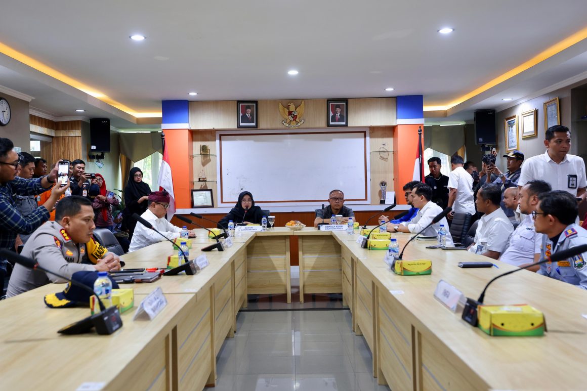 Pimpin Rakor Bersama Stakeholder Pelabuhan, Bupati Ipuk Fiestiandani Cari Solusi Kemacetan Ketapang