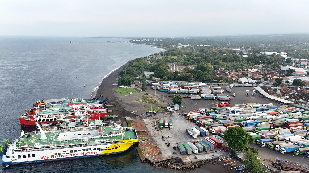 2025-08-01-asdp Antrean Kendaraan Logistik Mengular, ASDP Pastikan Layanan Penyeberangan Ketapang-Gilimanuk Aman