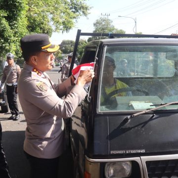 Semarakkan HUT ke-80 RI, Polresta Banyuwangi Bagi-Bagi Bendera