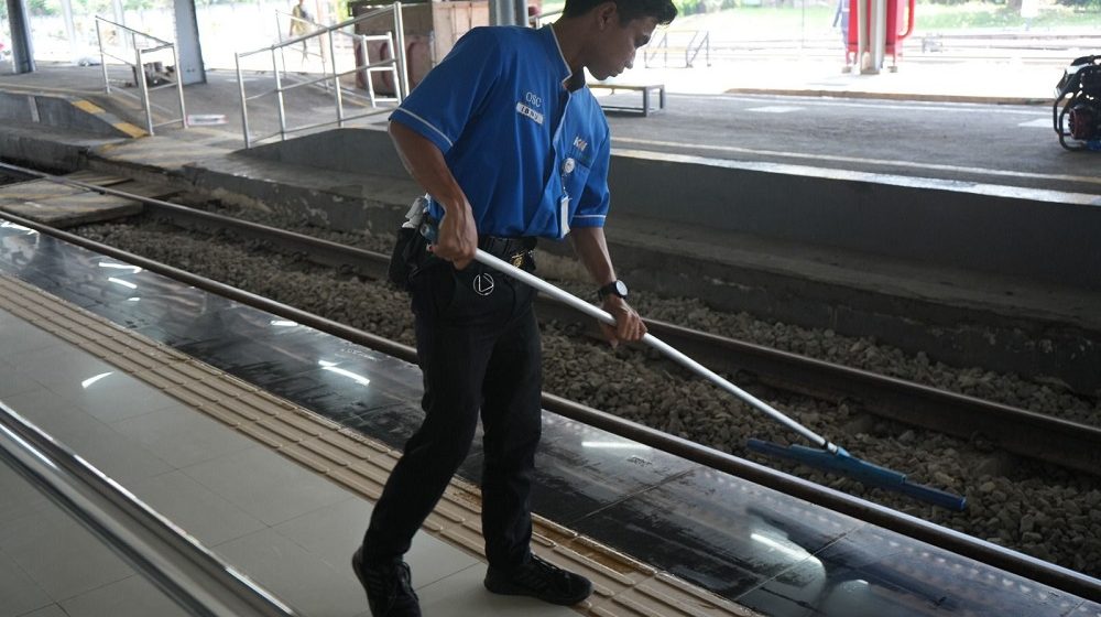 Ini Sosok yang Jaga Kebersihan dan Kerapian di Area Stasiun