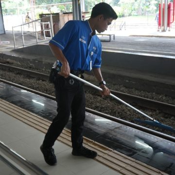 2025-08-06-kai Ini Sosok yang Jaga Kebersihan dan Kerapian di Area Stasiun