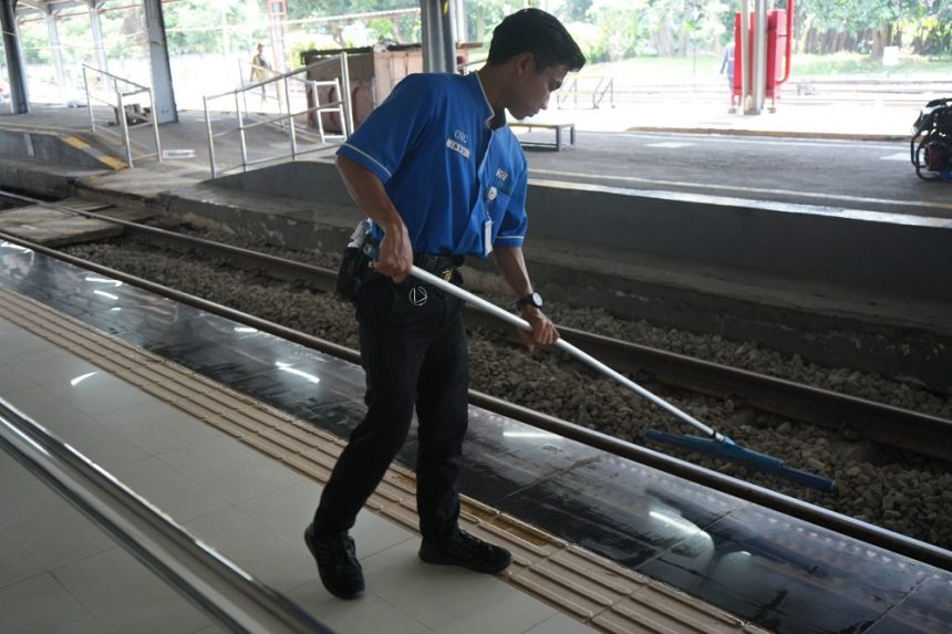 Ini Sosok yang Jaga Kebersihan dan Kerapian di Area Stasiun