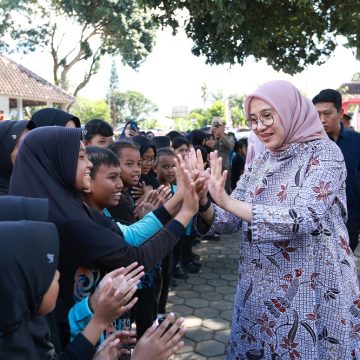 Kembali Gelar Bunga Desa, Bupati Ipuk Fiestiandani Ngantor di 3 Desa di Kecamatan Glenmore