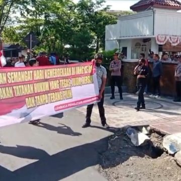 2025-08-15-demo Gelar Aksi, Lembaga Penelitian Merah Putih Desak Kejari Tahan Oknum Anggota DPRD Kasus KDRT