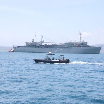 2025-08-15-kapal Kapal Amerika Serikat USS Frank Cable Sandar di Dermaga Banyuwangi