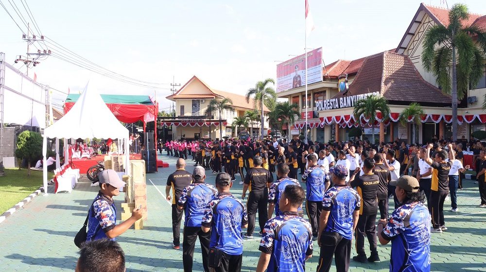 2025-08-15-polres Forkopimda Banyuwangi Berbaur Ikuti Lomba Peringatan HUT ke-80 Kemerdekaan RI