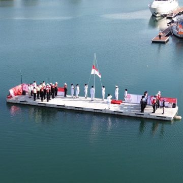 Unik, Upacara Pengibaran Bendera Digelar di Atas Dermaga Beton Apung di Banyuwangi