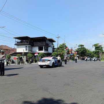 2025-08-17-lantas Pengendara di Simpang Lima Banyuwangi Berhenti Sejenak Peringati Detik-detik Proklamasi