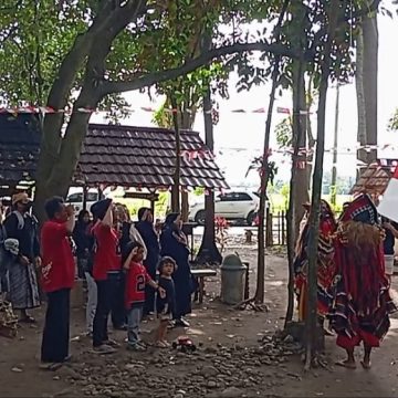 2025-08-17-maklampir Jaranan Buto dan Mak Lampir Ikut Upacara Peringatan HUT ke-80 Kemerdekaan RI