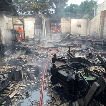 2025-08-21-kebakaran Rumah Gandeng Bengkel Tambal Ban di Banyuwangi Ludes Terbakar