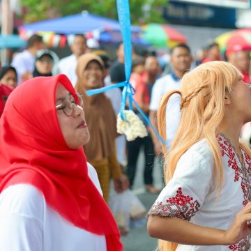 Momen Agustusan, Bupati Ipuk Fiestiandani Ikut Lomba Bareng Warga di CFD 
