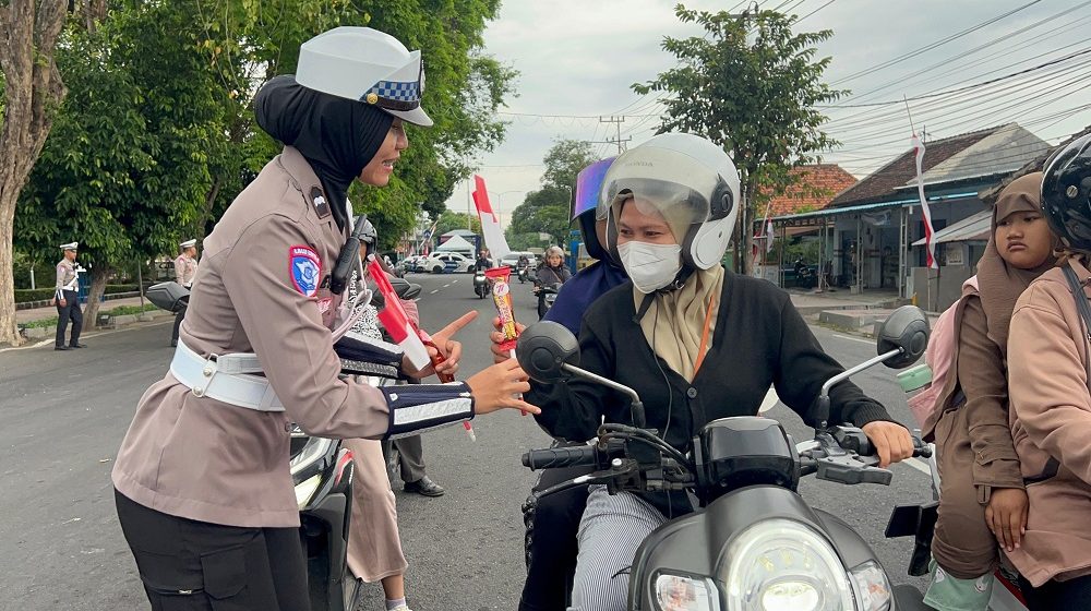 Hari Jadi ke-77 Polwan, Polresta Banyuwangi Gelar Kegiatan Simpatik di Jalan Raya