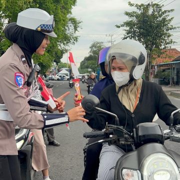 2025-08-26-polwan Hari Jadi ke-77 Polwan, Polresta Banyuwangi Gelar Kegiatan Simpatik di Jalan Raya