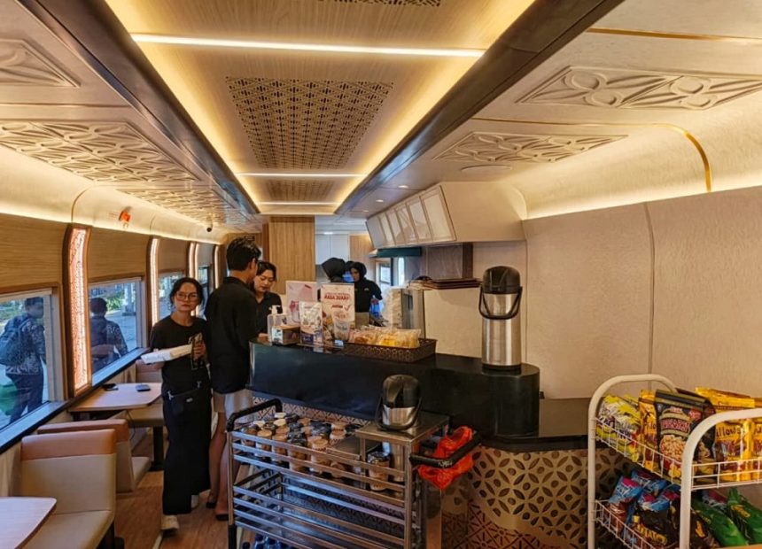 Berarsitektur Modern, Dari Makan hingga Ibadah, Semua Tersedia di Kereta Makan KA Blambangan Ekspres