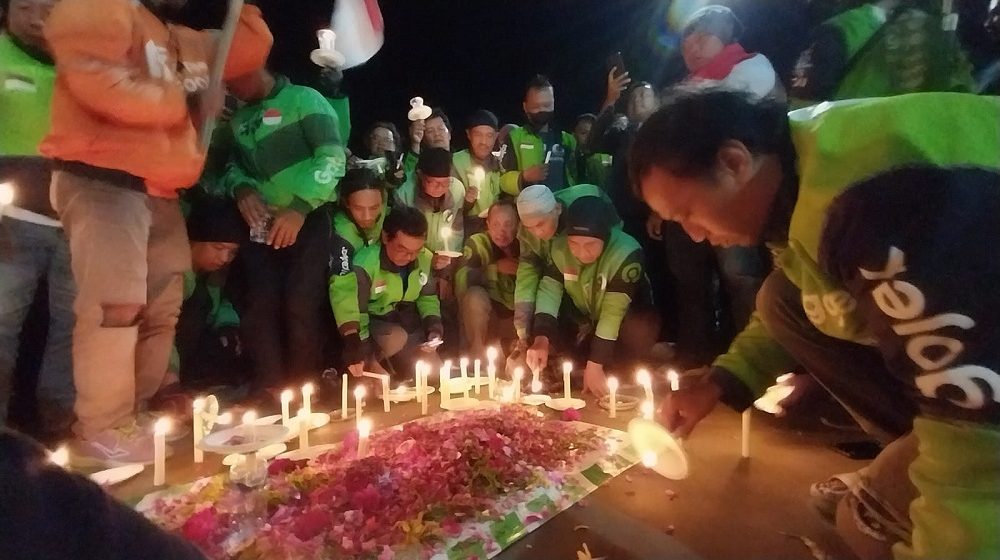 Ratusan Pengemudi Ojek Online di Banyuwangi Nyalakan Lilin dan Tabur Bunga di Depan Kantor Polisi