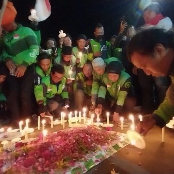 2025-08-30-ojek Ratusan Pengemudi Ojek Online di Banyuwangi Nyalakan Lilin dan Tabur Bunga di Depan Kantor Polisi