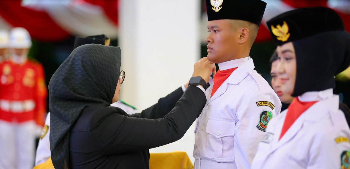 Dikukuhkan Bupati Ipuk, 75 Paskibraka Banyuwangi Siap Bertugas di Upacara HUT ke-80 Kemerdekaan RI