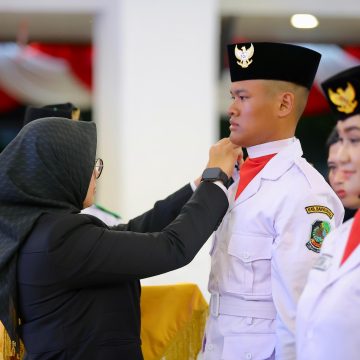 Dikukuhkan Bupati Ipuk, 75 Paskibraka Banyuwangi Siap Bertugas di Upacara HUT ke-80 Kemerdekaan RI